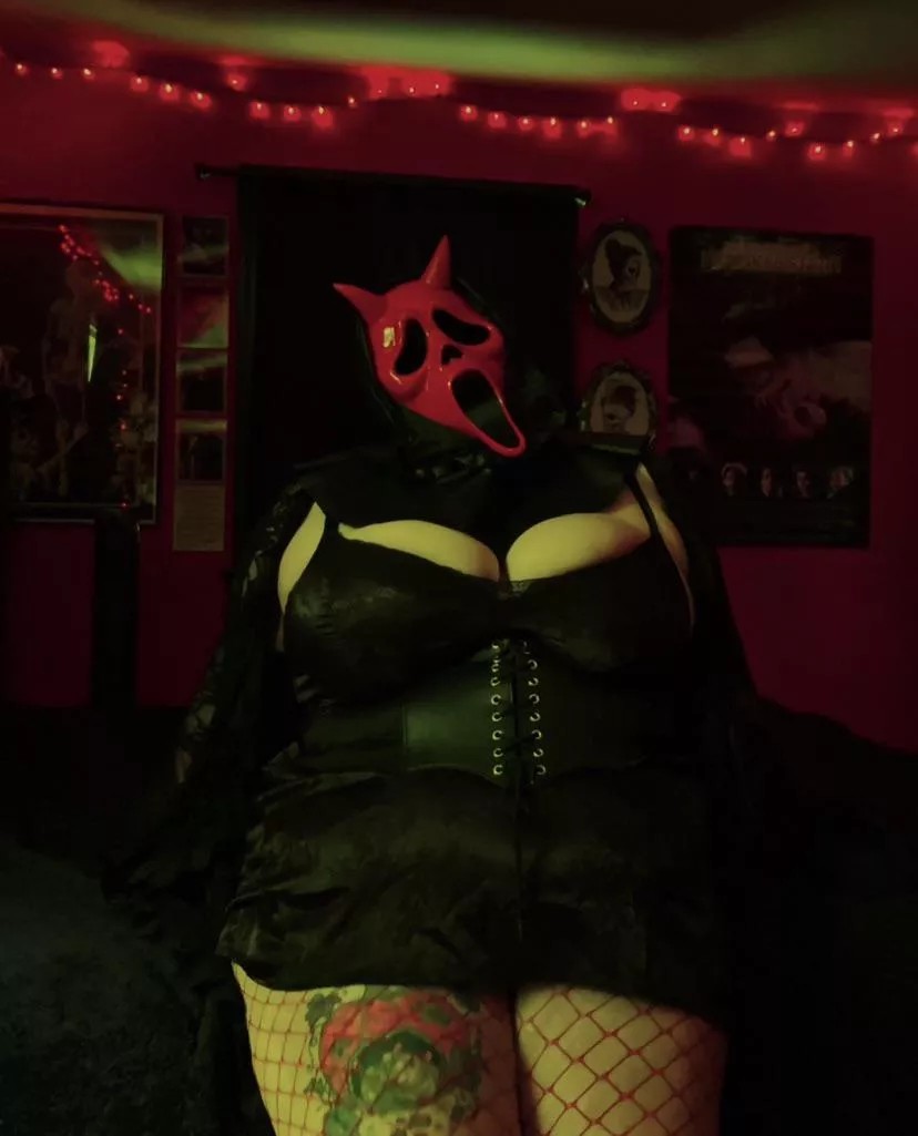 [F] I know…I know I broke in…how would you like me to make it up to you?😚🔪🩸