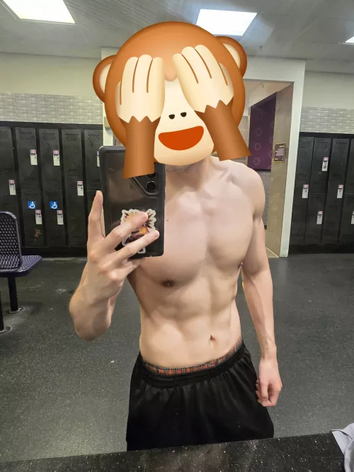 I only take selfies in the locker room when no one else is there 🙈