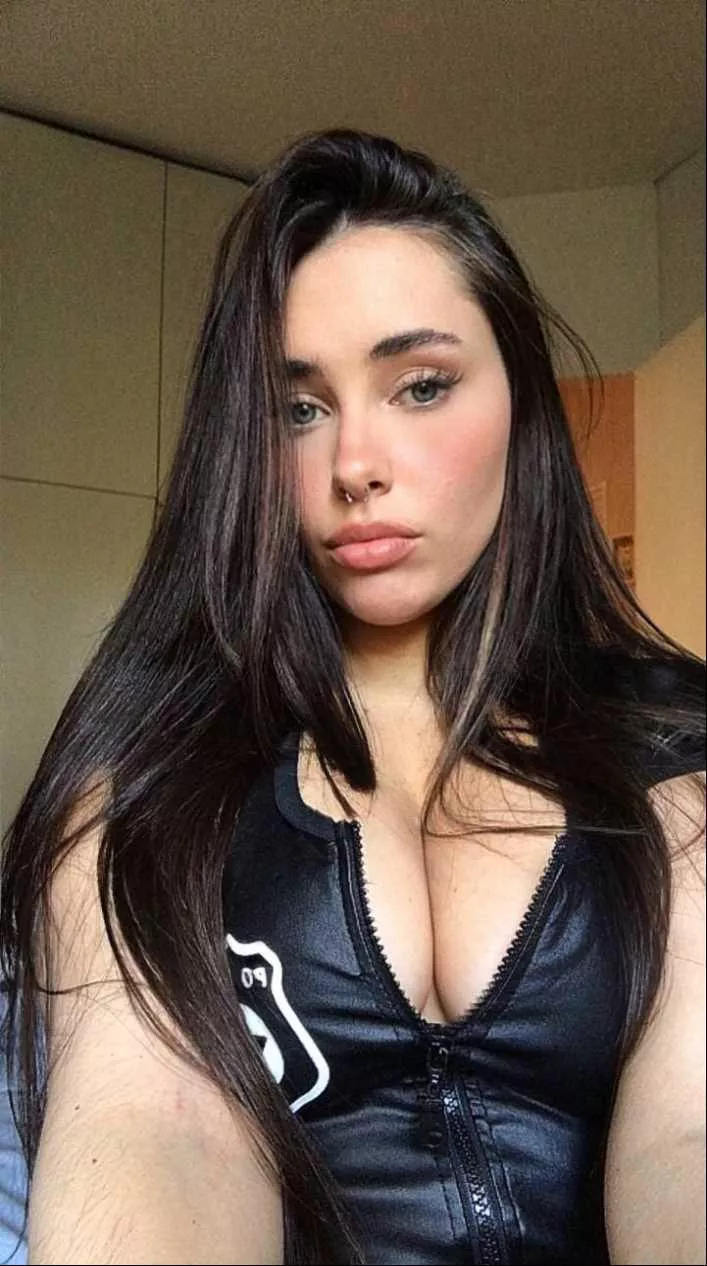 My tits wants your attention
