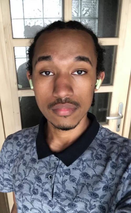 Small reminder: you don’t need to be blond haired or blue eyed to be attractive. You are beautiful the way you are so embrace it 🙌🏾✨