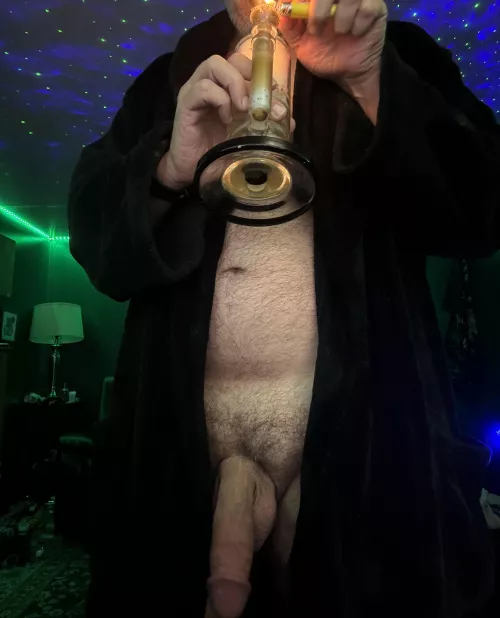 Who’s co[m]ing to sneak a sesh with dad while everyone’s asleep ..