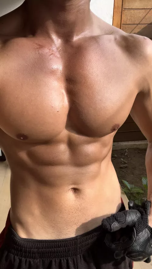 Fresh out the shower and letting the air dry off my body. Too bad I don’t have your tongue to do the work 🫣🫣