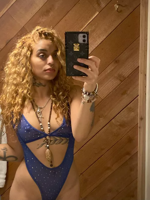 I know I am hot in this swimsuit, daddy!