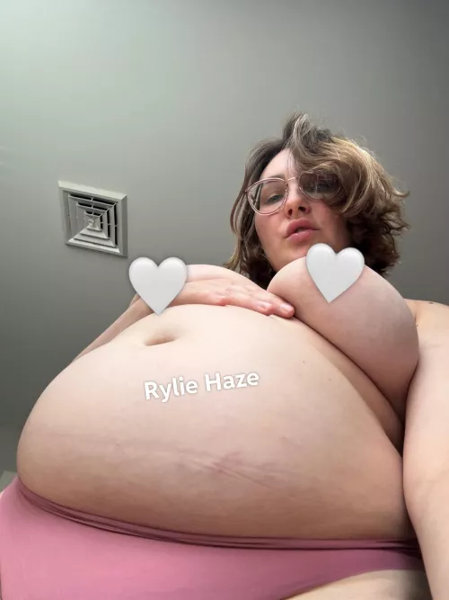 If you look closely you can see the stretch marks starting to form on my belly 🥵🥵