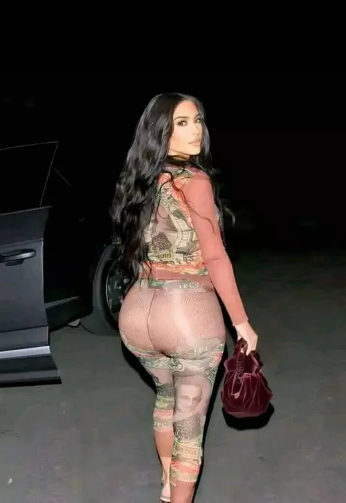 Kim so hot 🍑