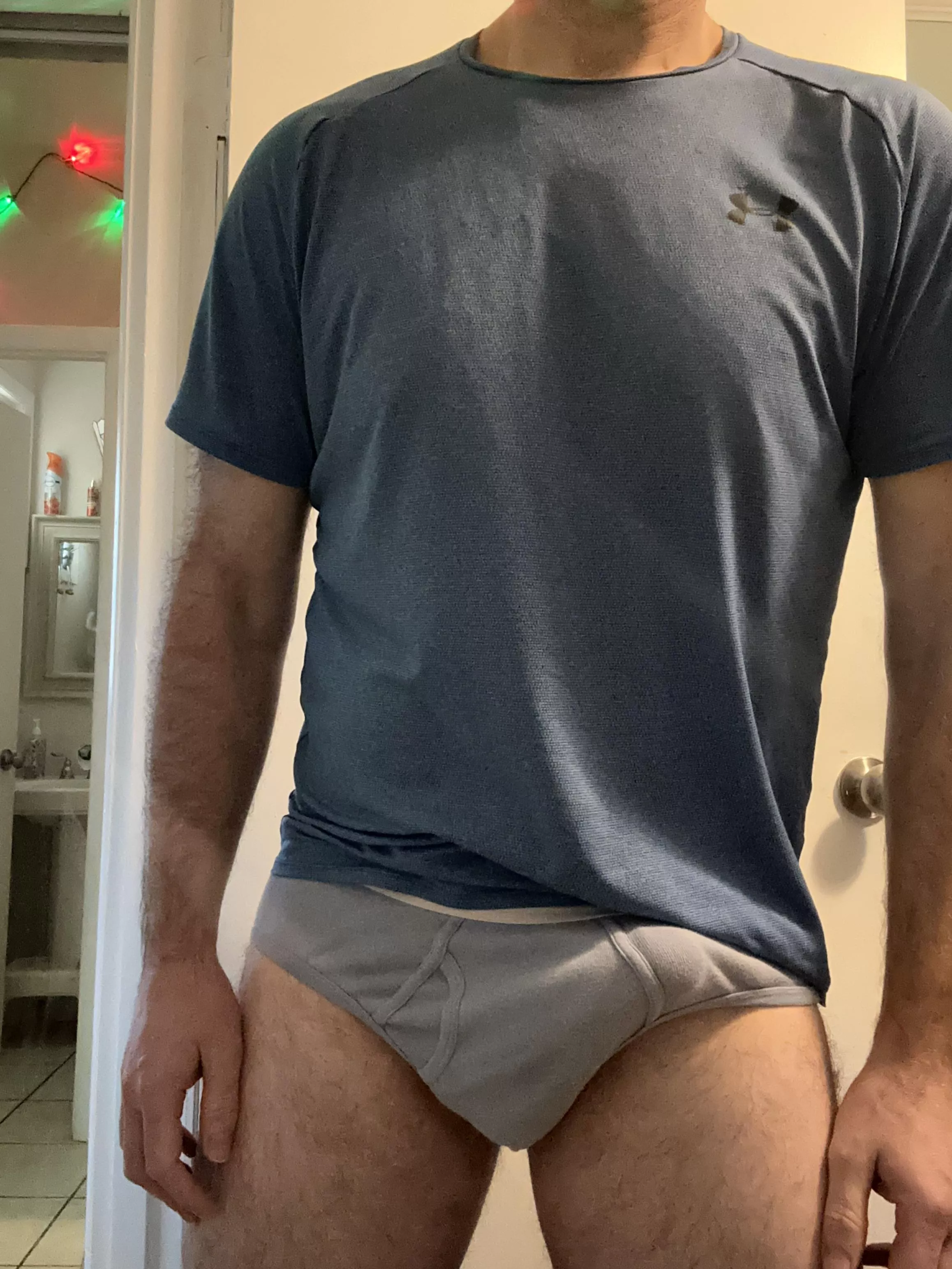 Like to show off my bulge in briefs 