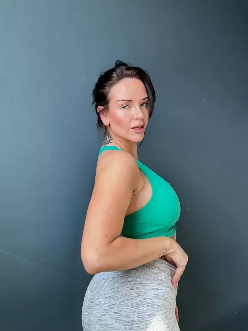 Simple outfit, classy girl inside😉