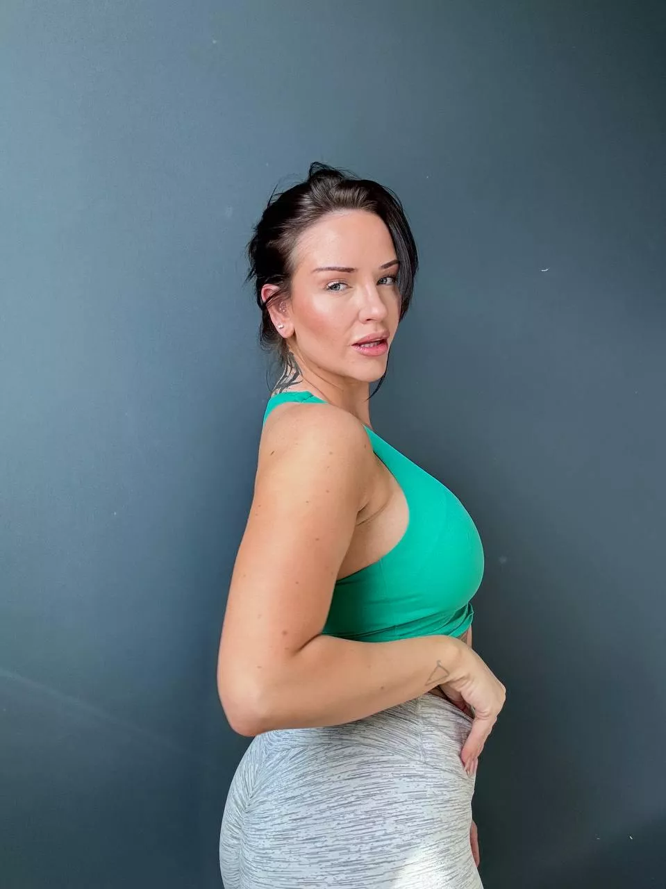 Simple outfit, classy girl inside😉