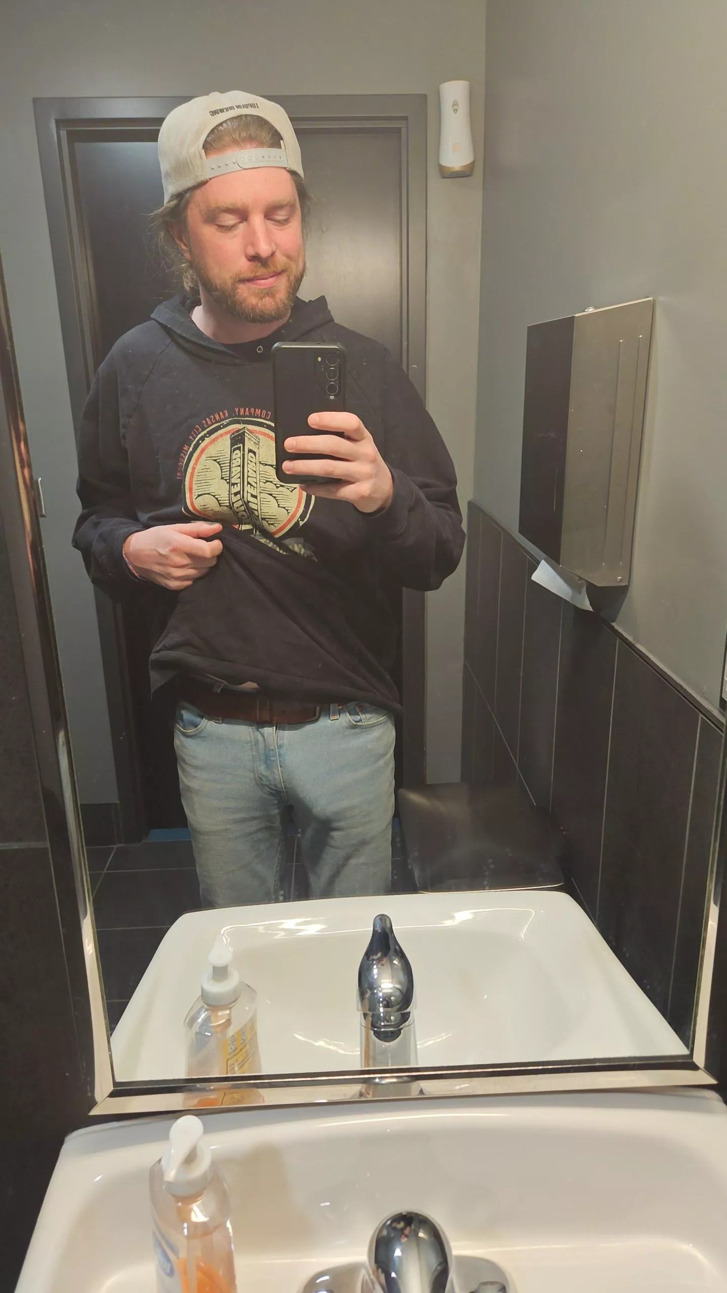 Skinny light colored jeans are magic for bulges