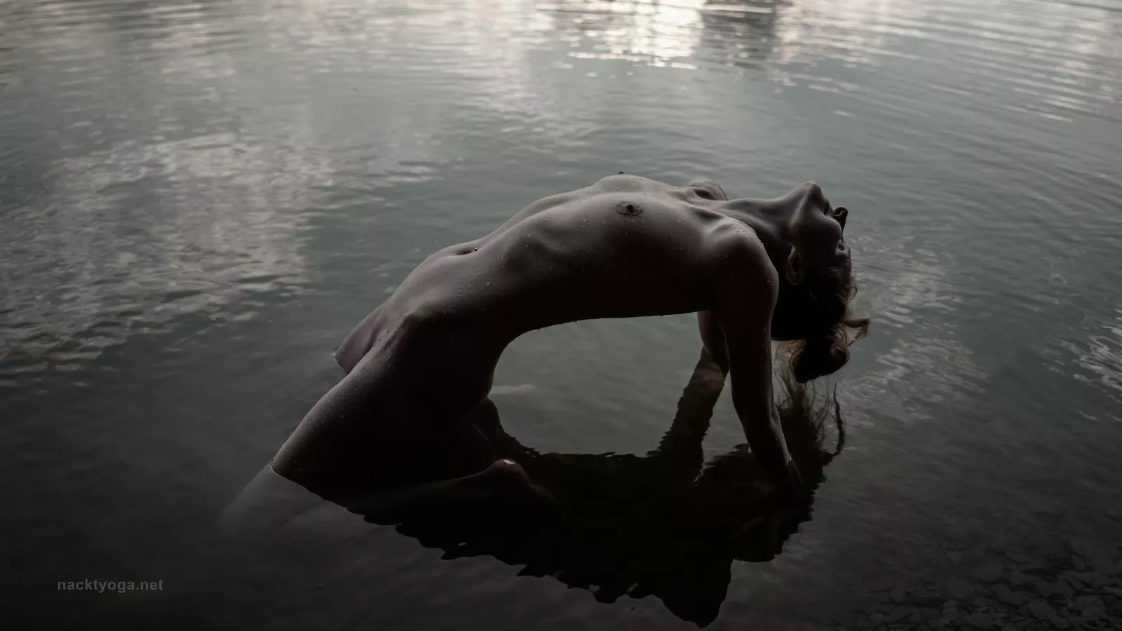 This is so amazing! Nudeyogaart in the sea👌🌞🏞