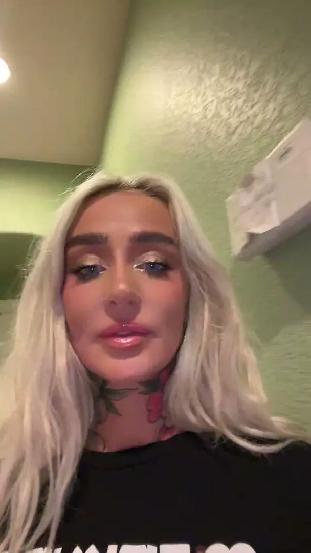 This pretty blonde face needs a spray down