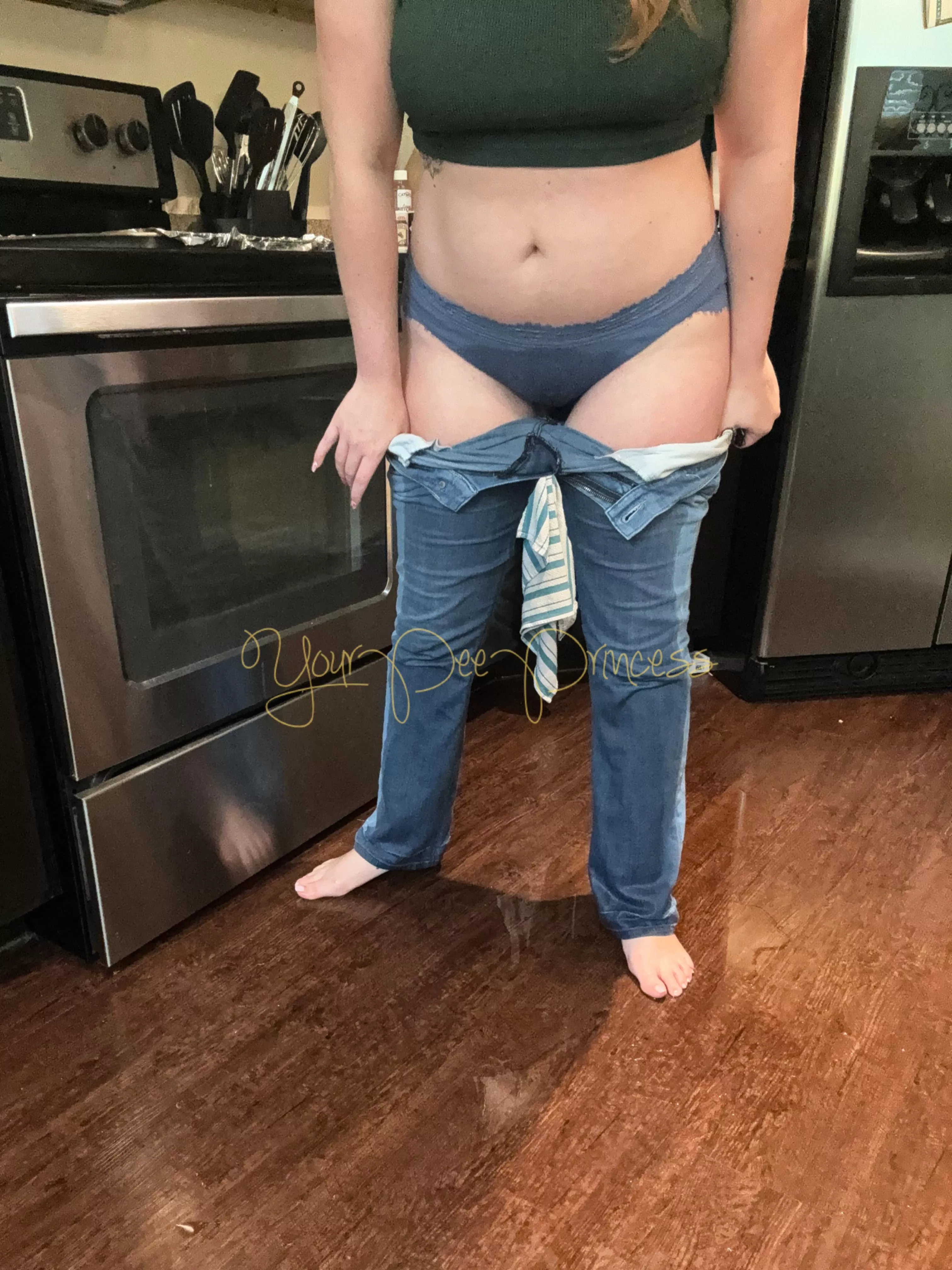 Wettting my jeans AND my panties is like the best combo 🤩