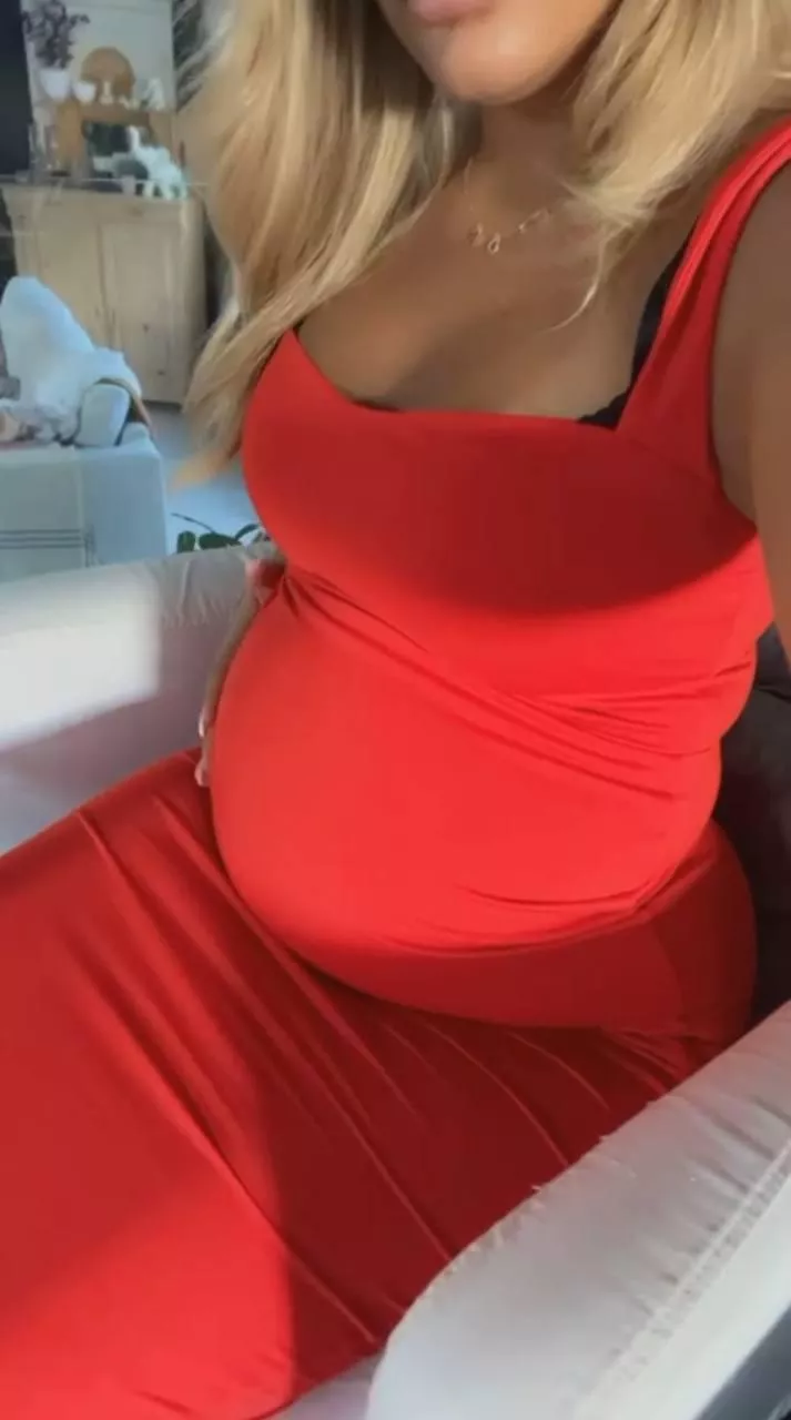 Who wants to feed me a hot dog 🌭?🤤