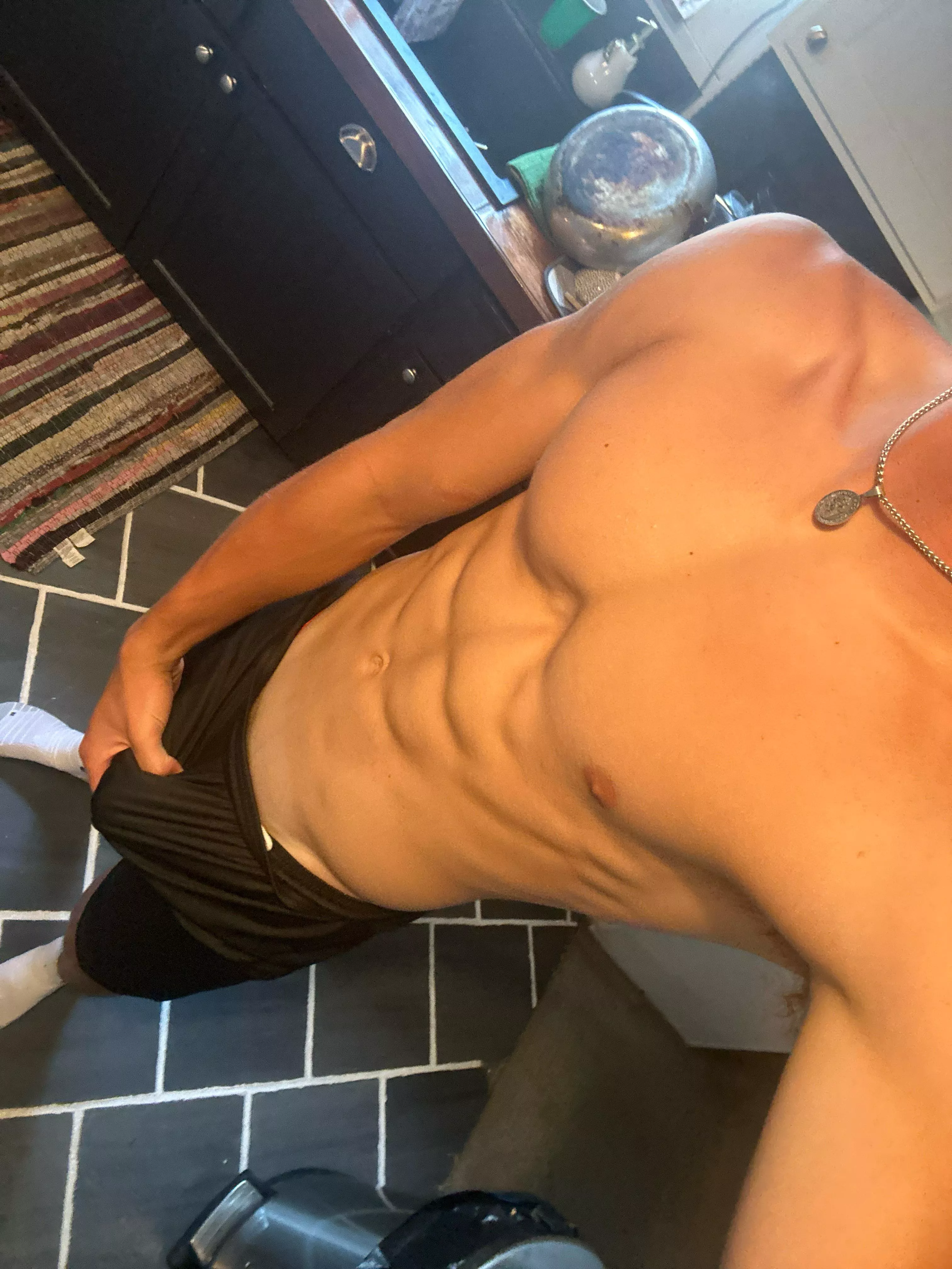 19: Vers horny af looking for fit muscle guys only… send pic for snap…