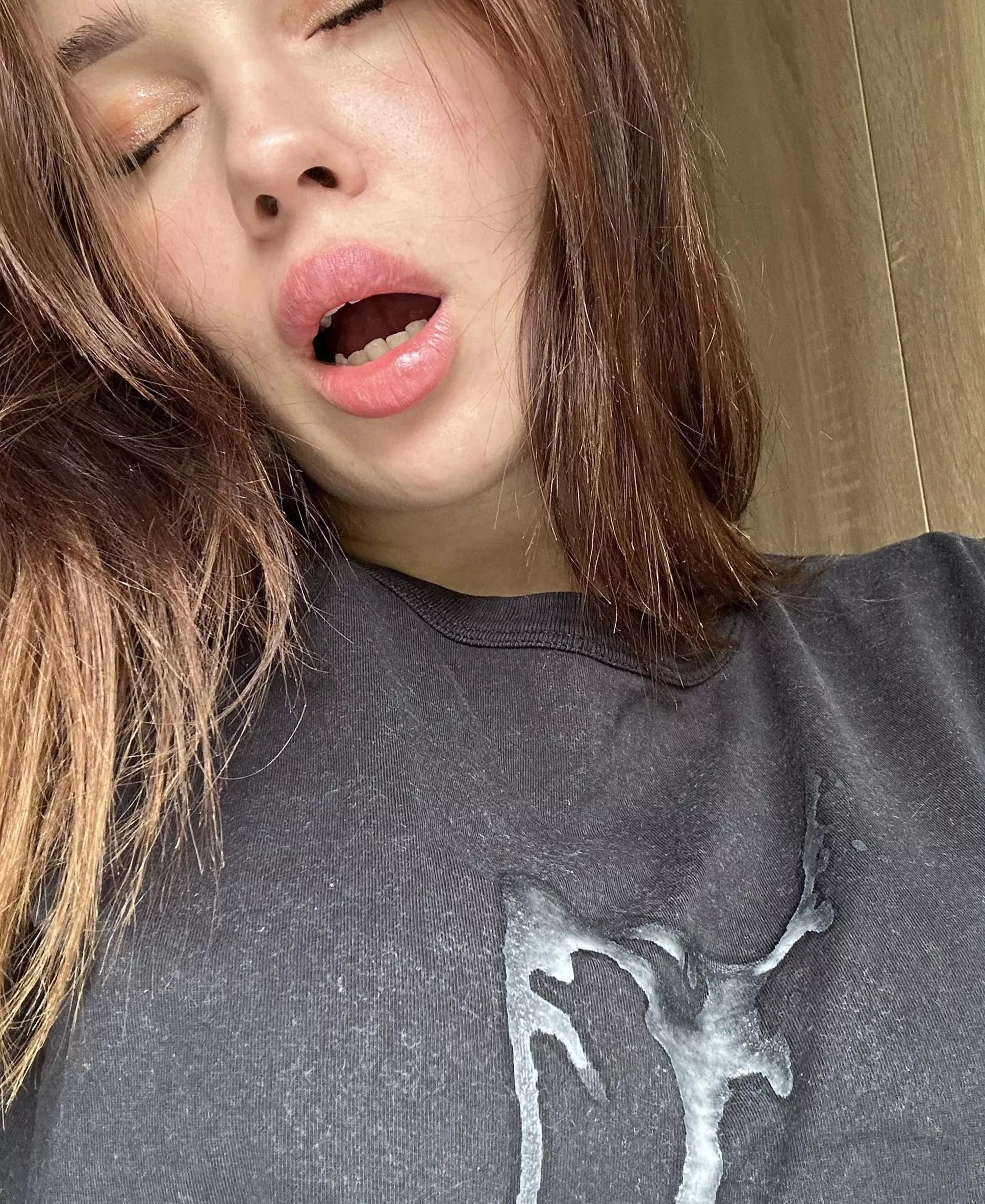 A guy from Tinder stained a fresh T-shirt right in the cafe toilet