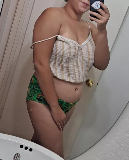 The perfect off-the-shoulder moment [F]