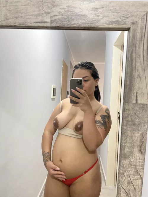 25 weeks pregnant latina