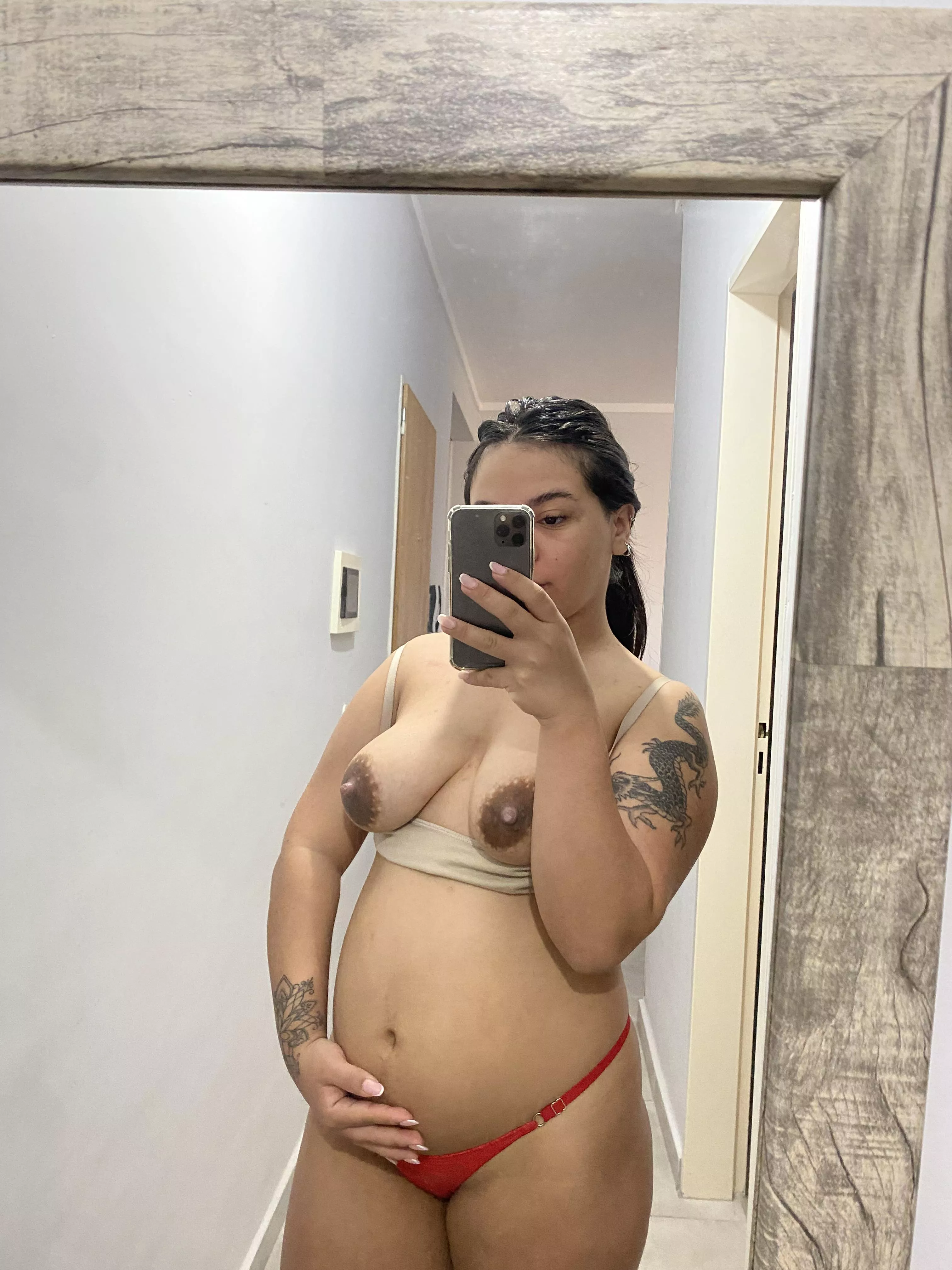25 weeks pregnant latina