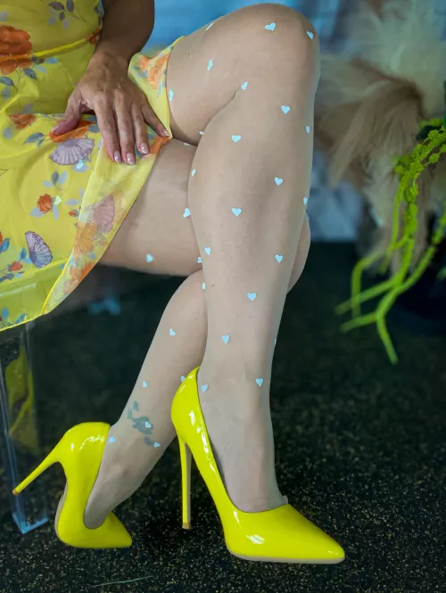Bright yellow stiletto to make your day even brighter 