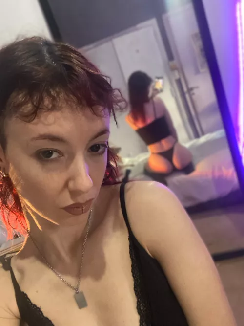 Do not look at the mirror!! 😜