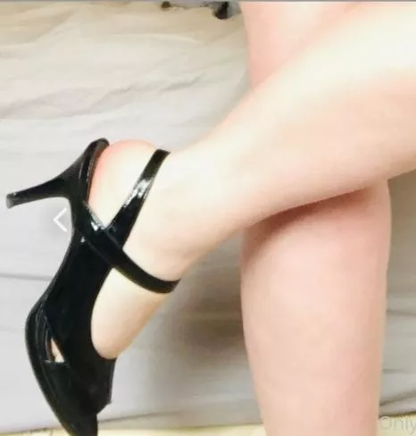 🎶Give a girl the right shoes, she'll conquer like a Queen🎶