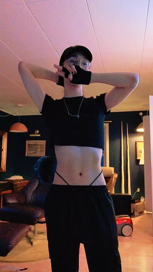 My favorite types of clothes I feel feminine in :3