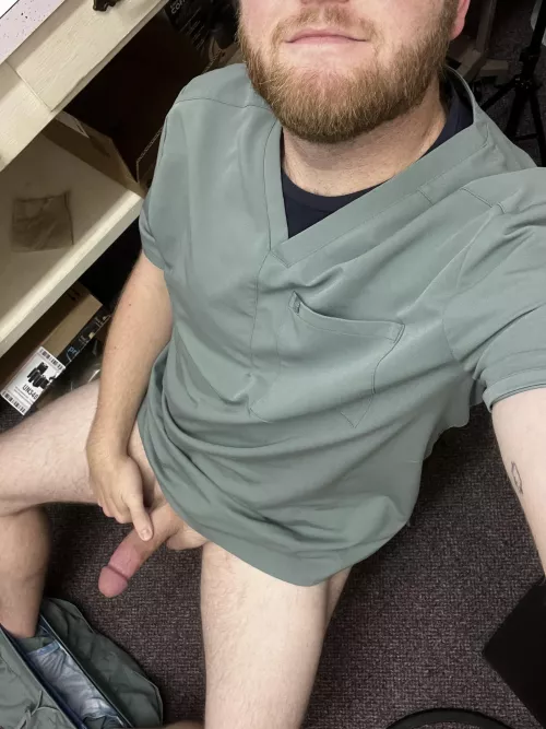 (30) married dad. Slow day at the office means my cock comes out. 
