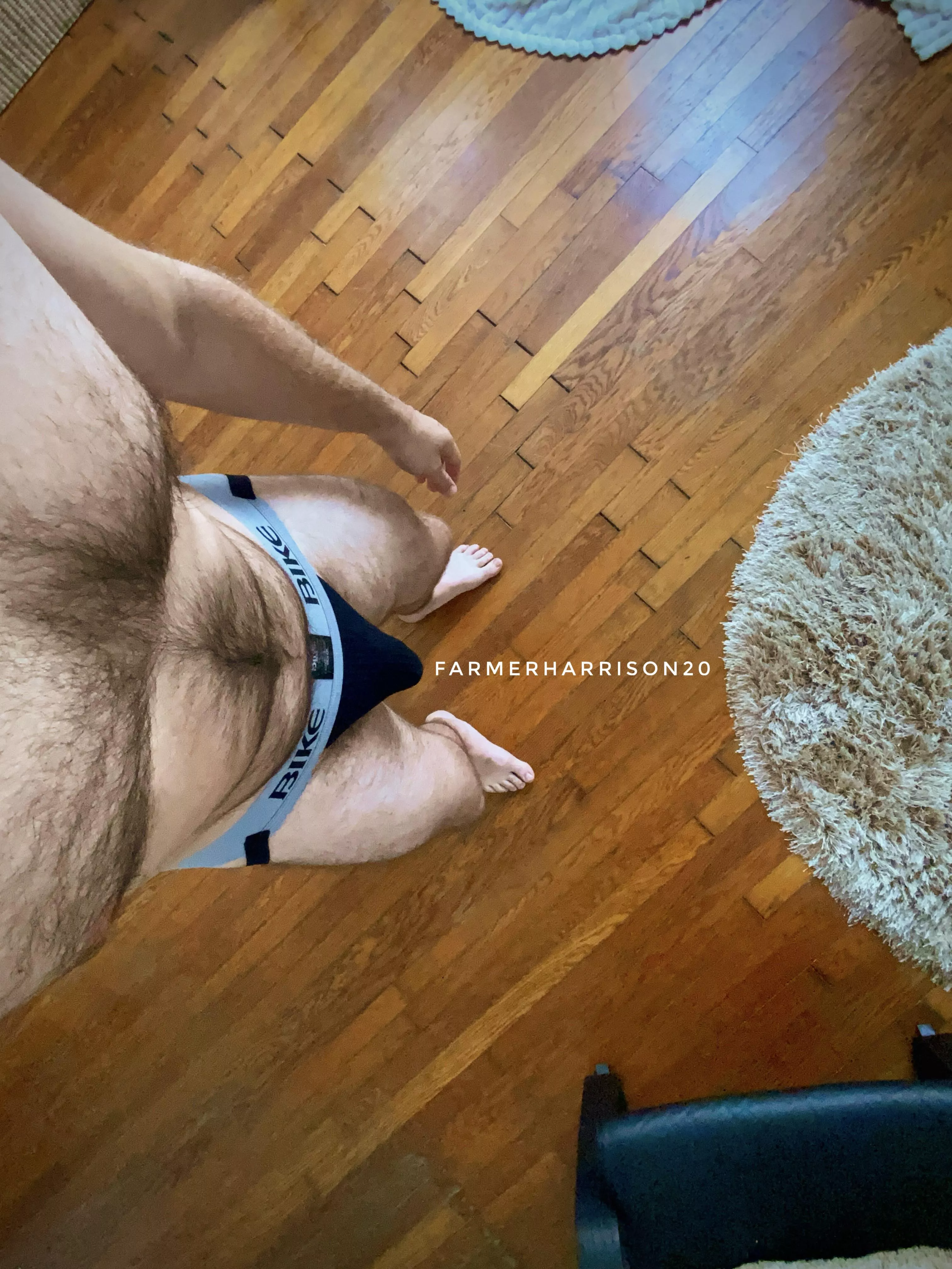 I think my pecs and fur compliment this bulge.