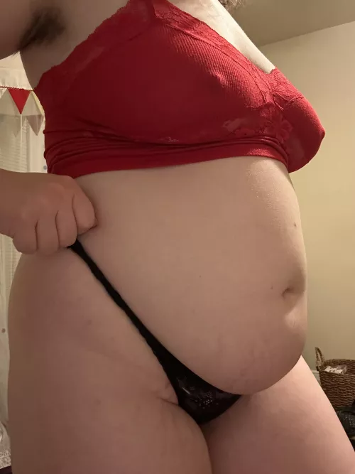 kinda obsessed with taking pics of my belly 😅😅