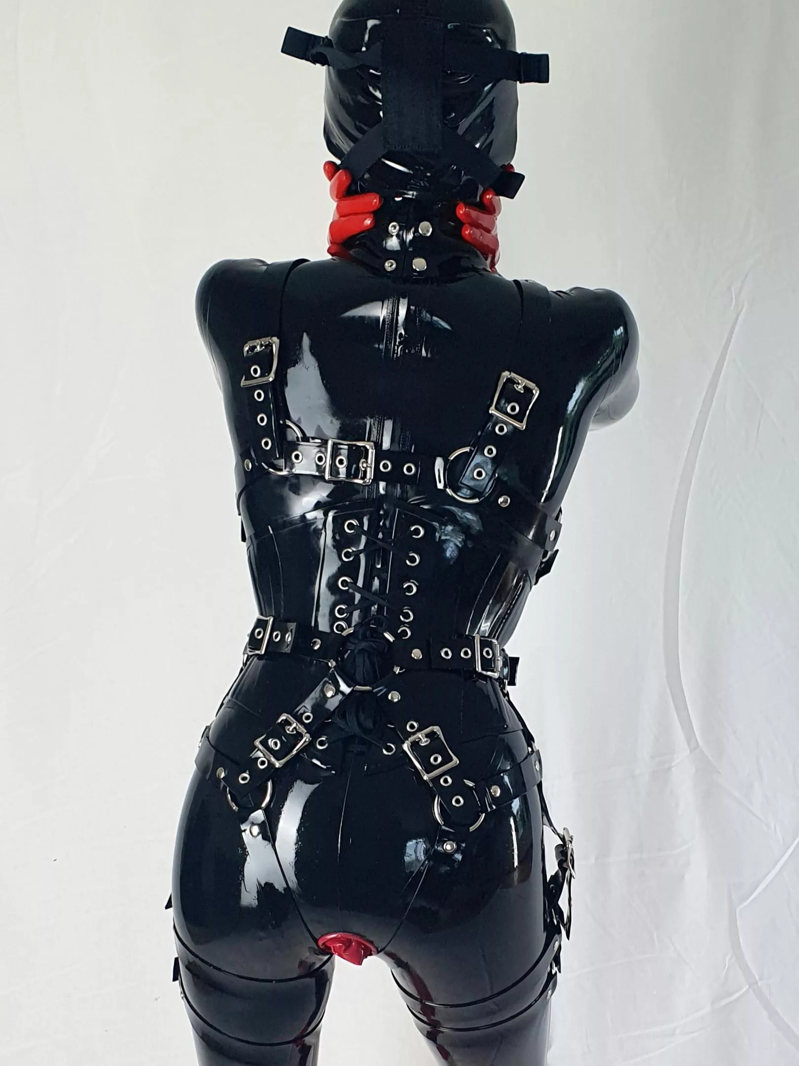Ooops, seems my arms fell off! Oh well, such things can happen to rubberdolls. On the positive side, the integrated condoms are already lubed and ready!