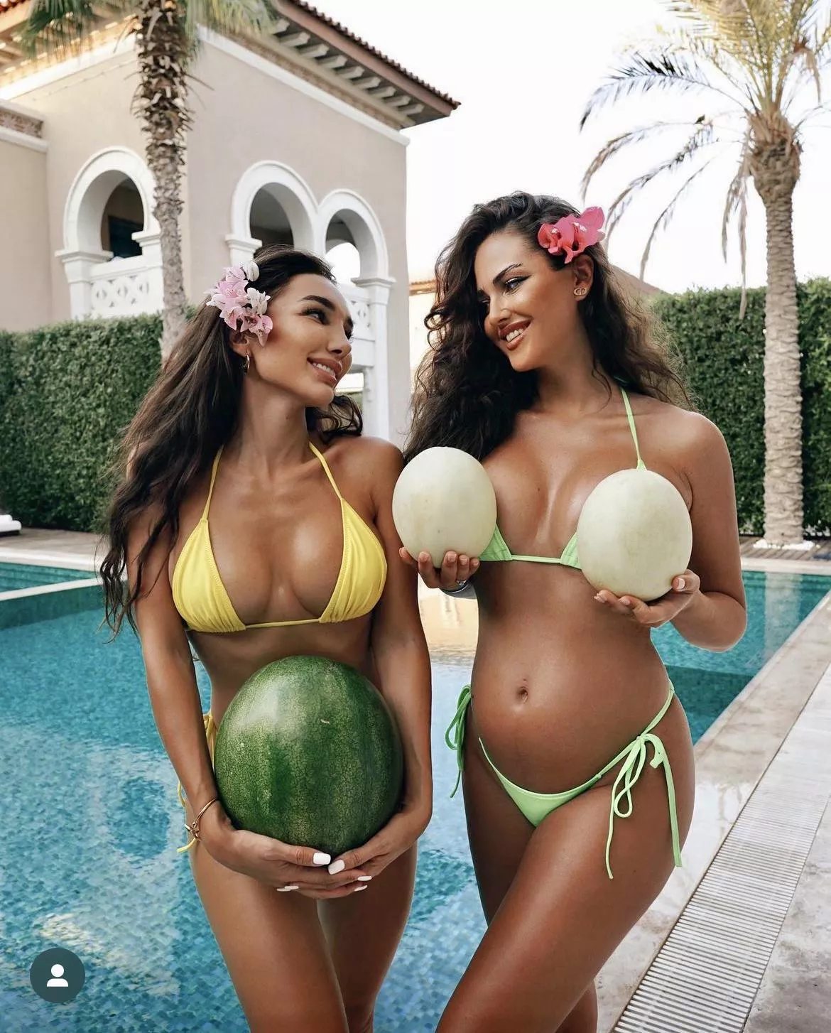 Pregnant Kristina Krayt and her friend