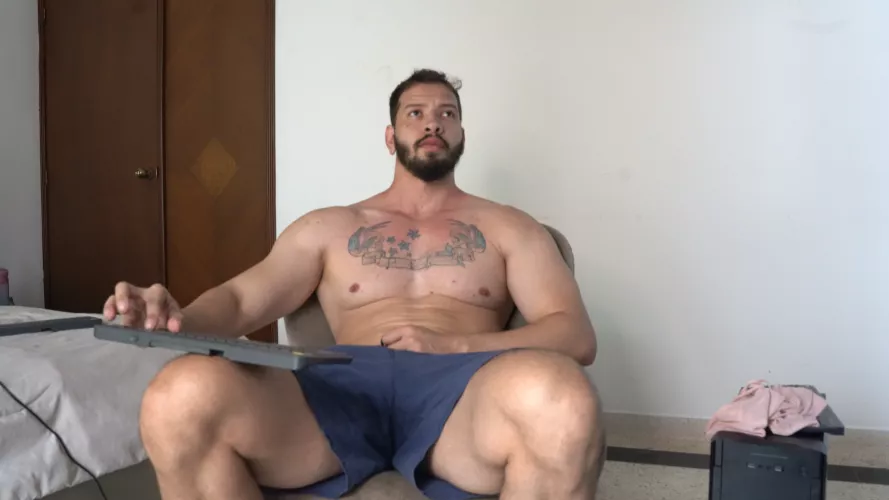 TALL AND MUSCULAR GUY 