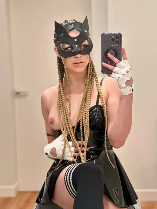 The owner said he wanted to get a cat, but I'm the best cat who's willing to follow any orders