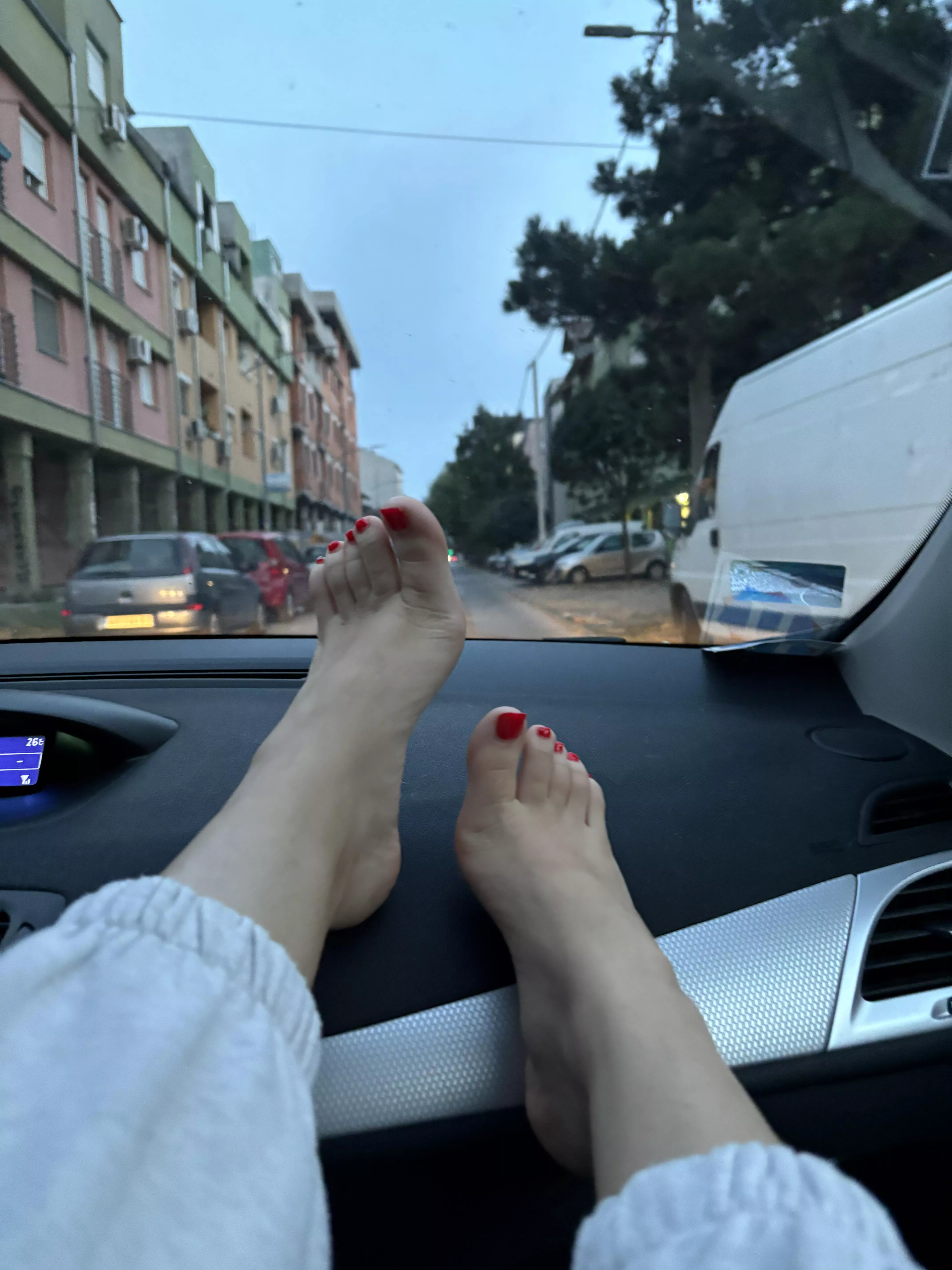 Try to focus on driving with these feet on the dash 😉