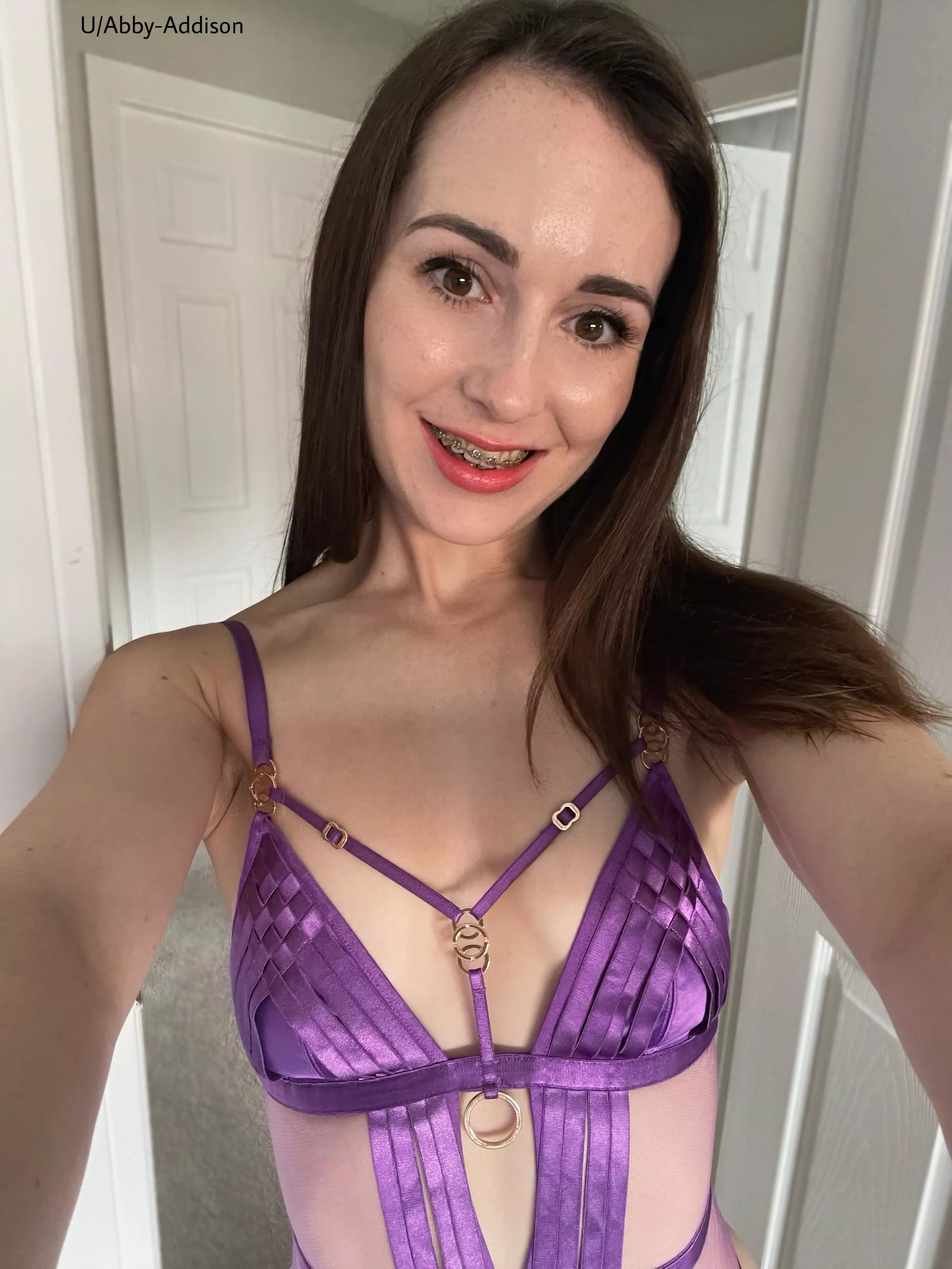 Happy Monday to all who like to jerk off to girls with braces. 