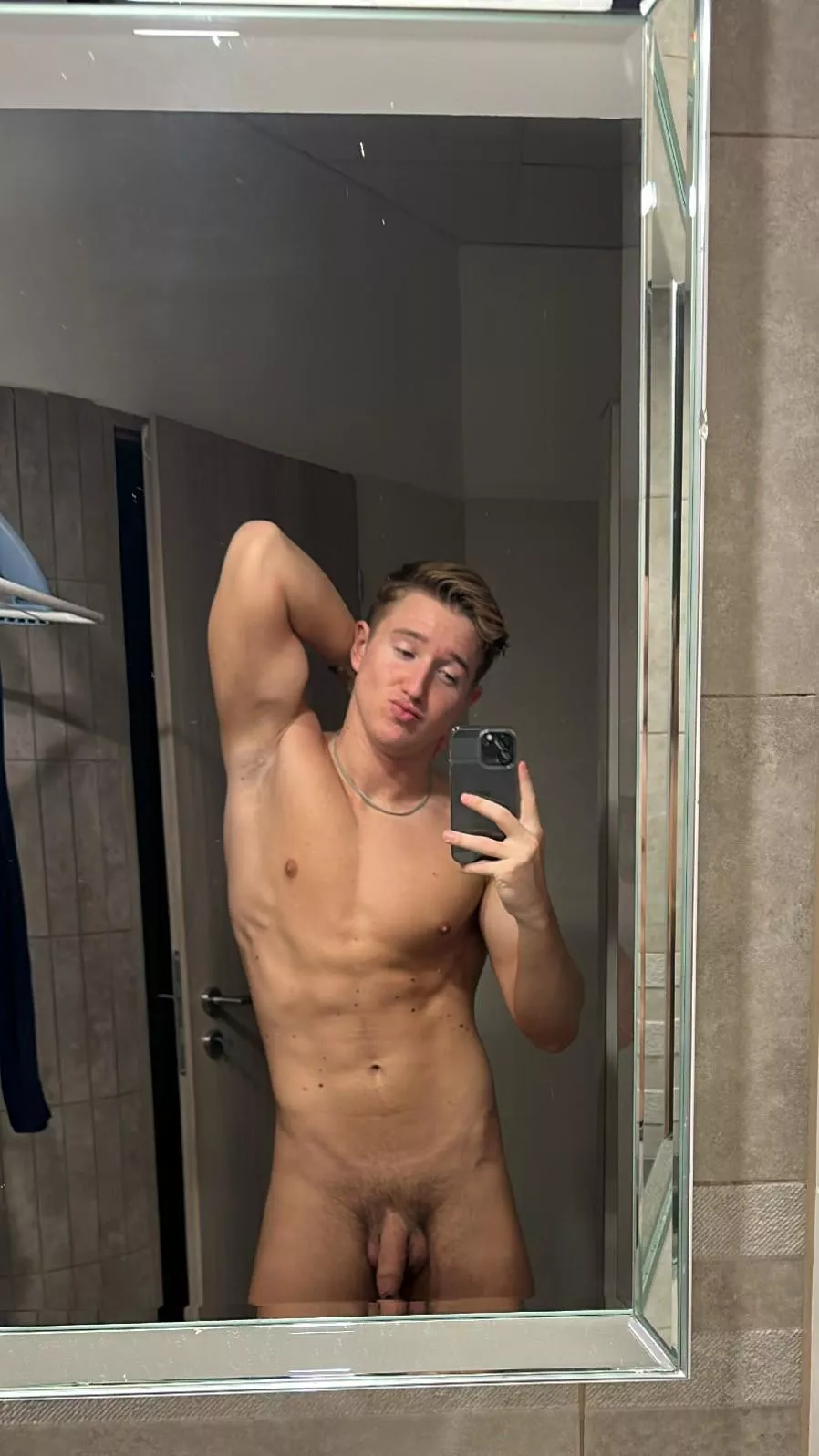 Who wanna come to the sauna naked with me?