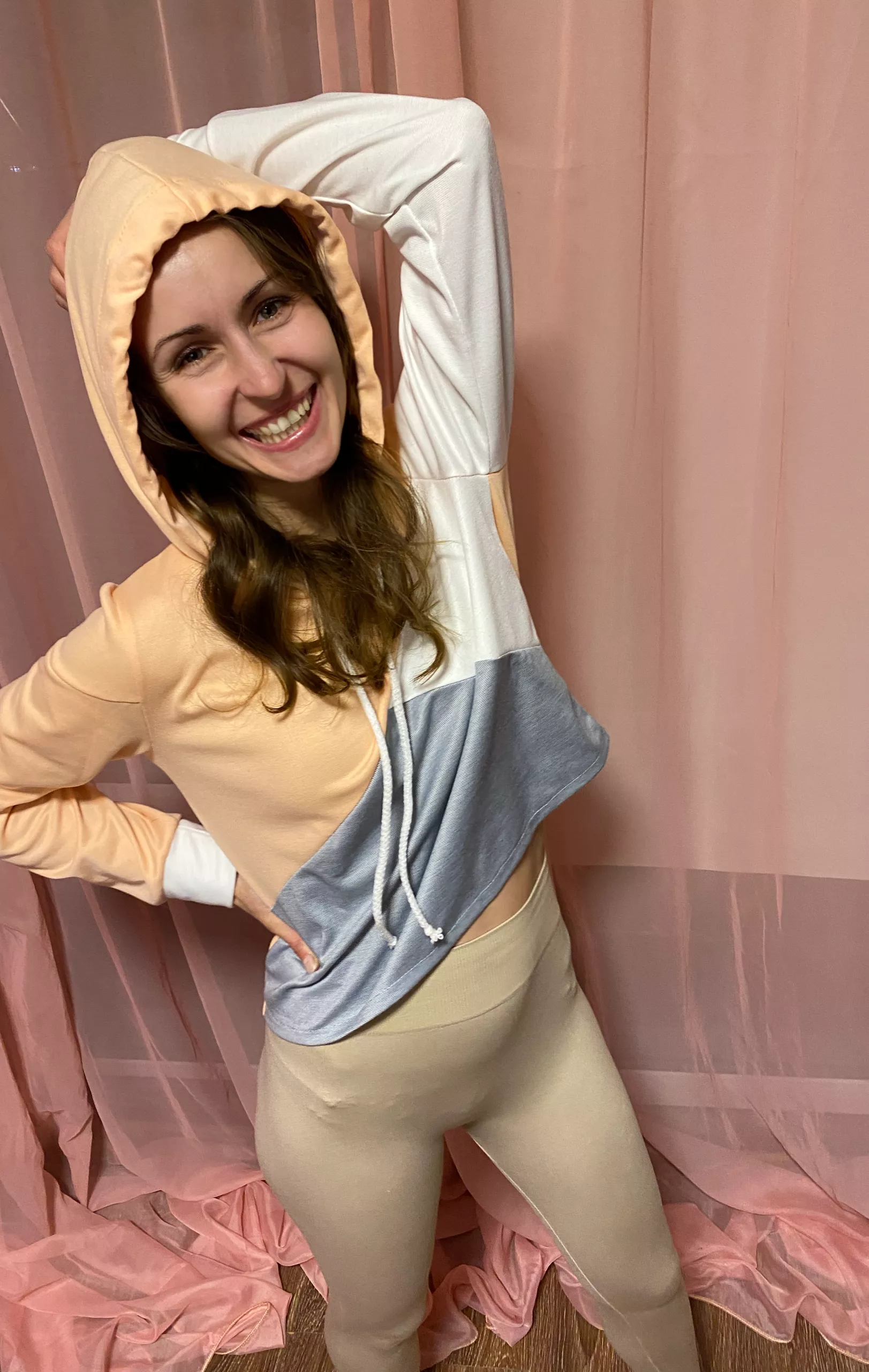 A smile always adds sexiness to any leggings.