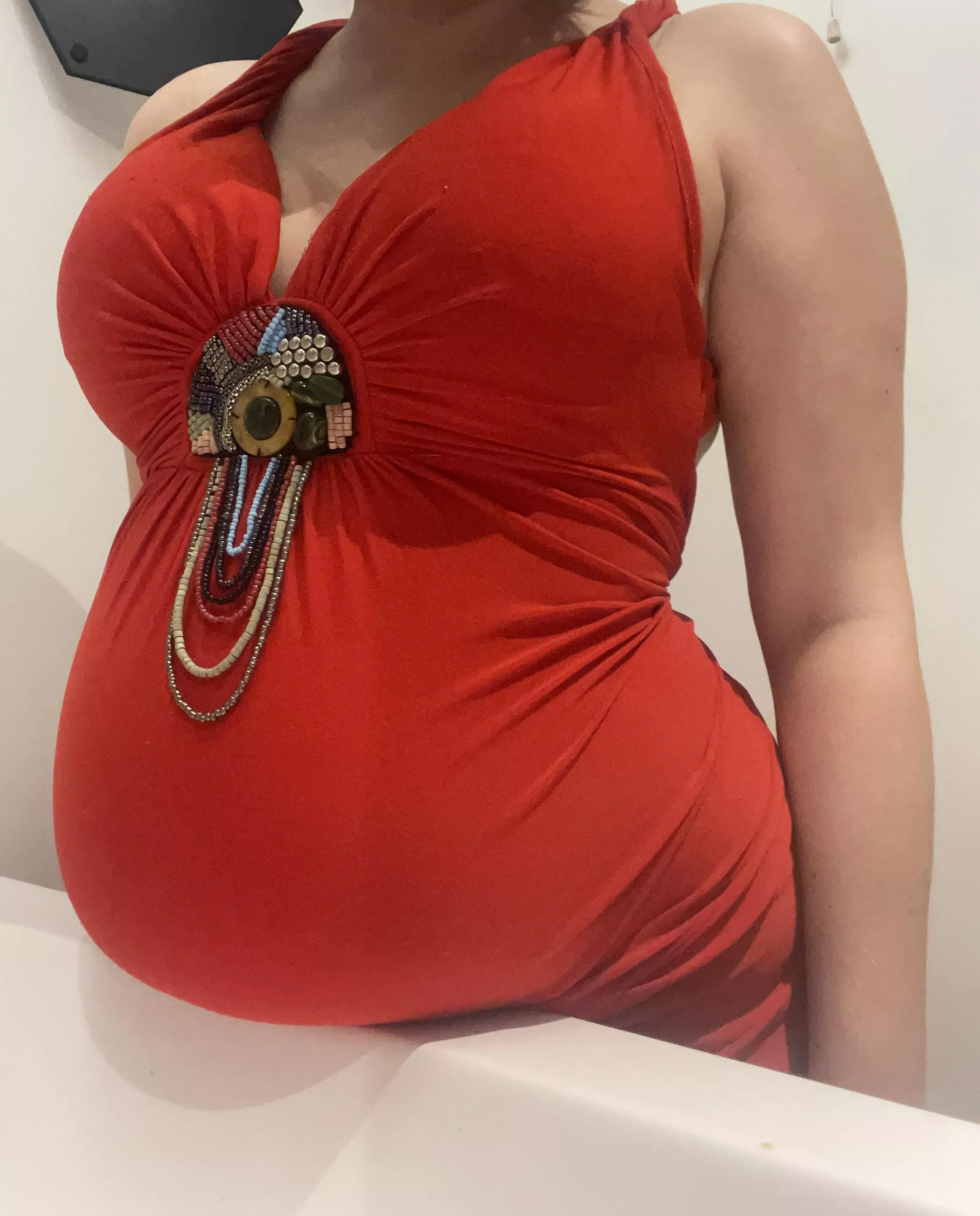 I can't belive my belly is Reaching over the sink 😳🐽