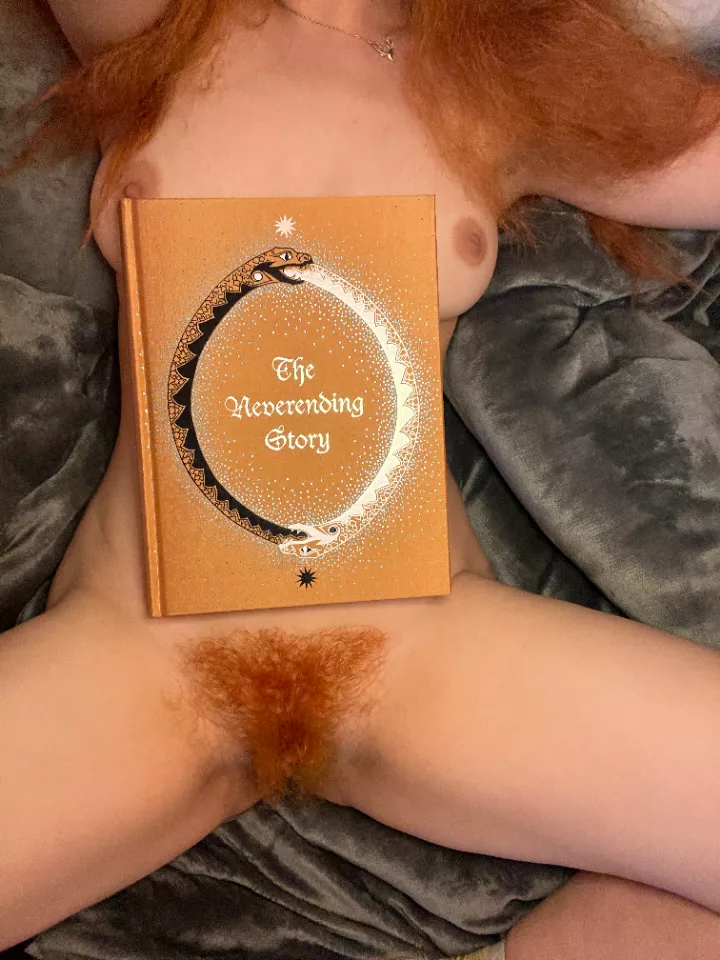 I love cuddling up with a good fantasy book 🥰📚