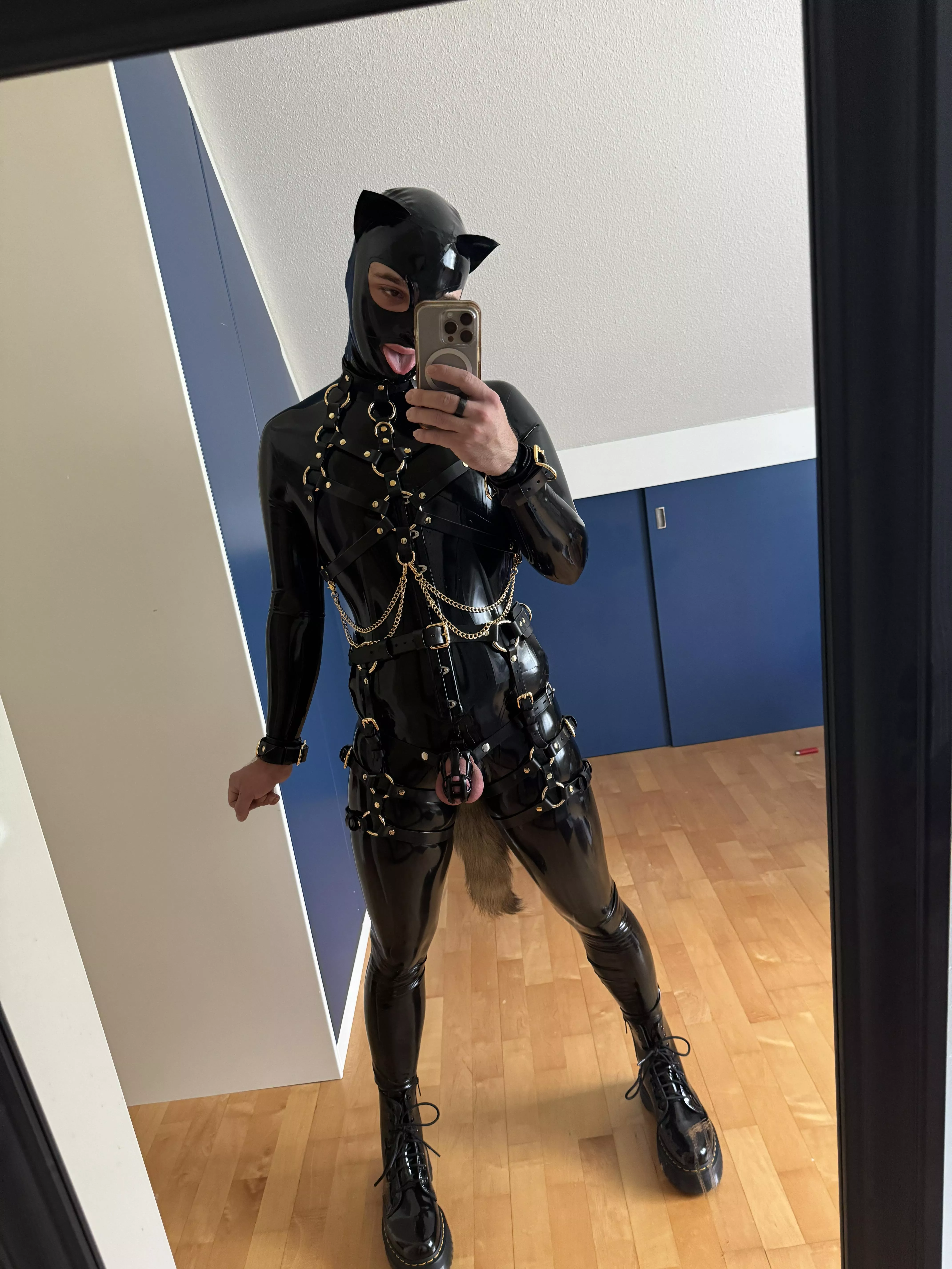 My favourite outfit so far 🖤💛✨