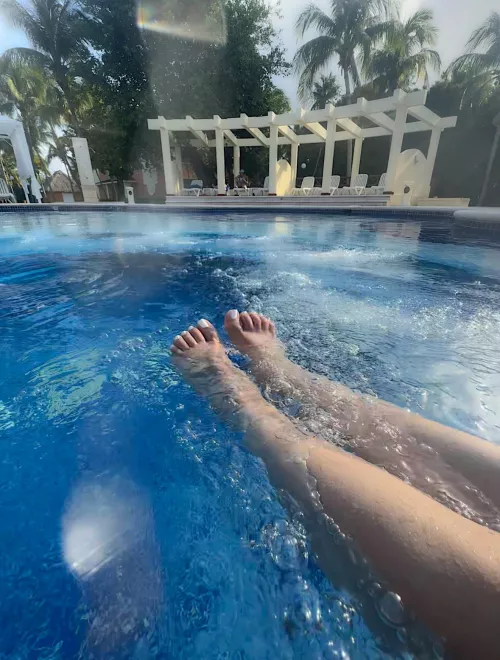 That guy complimented my feet, so I gave him a show 😏