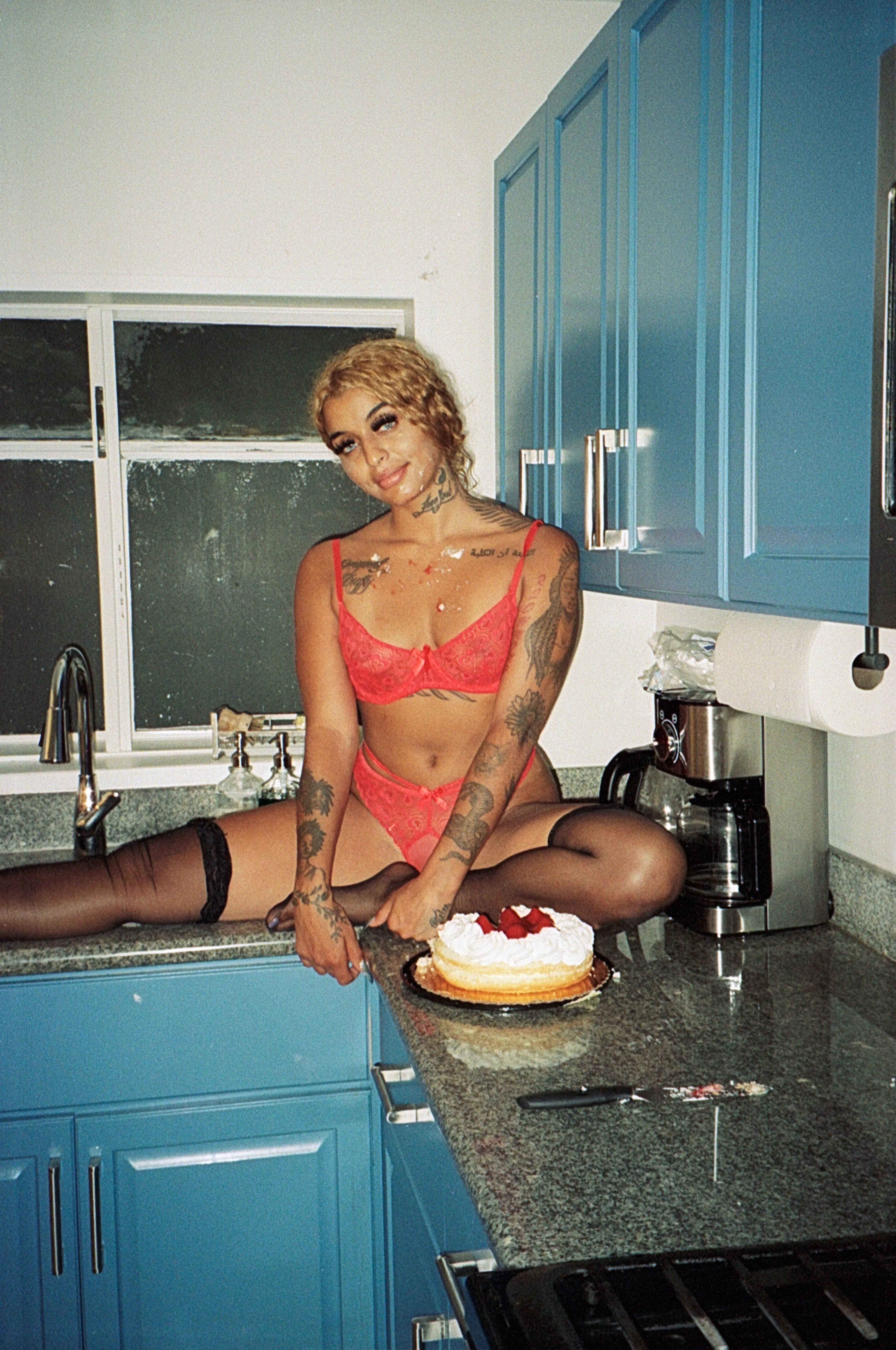 Which will you eat first? Me or the cake?