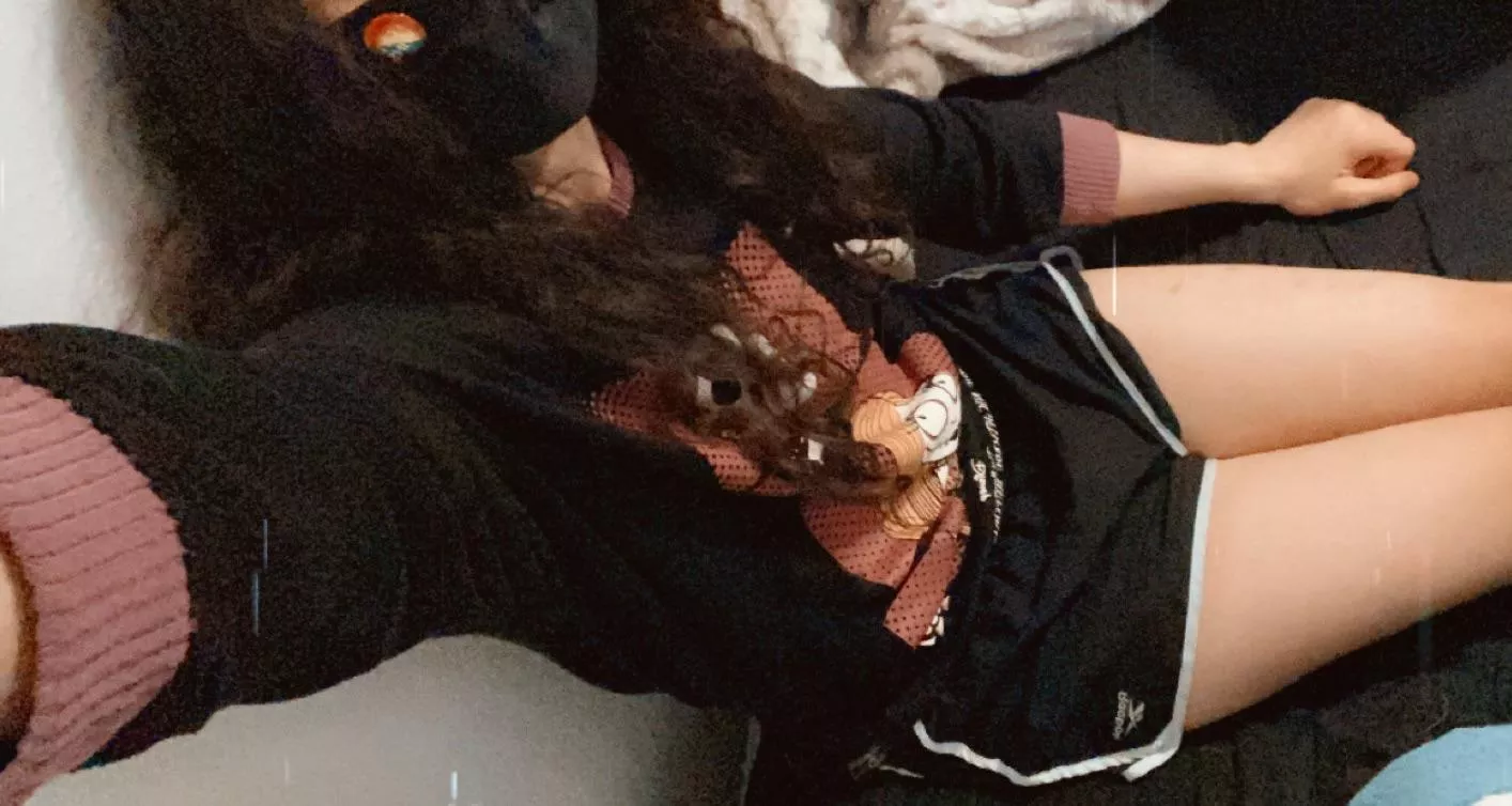 i love oversized shirts >_<