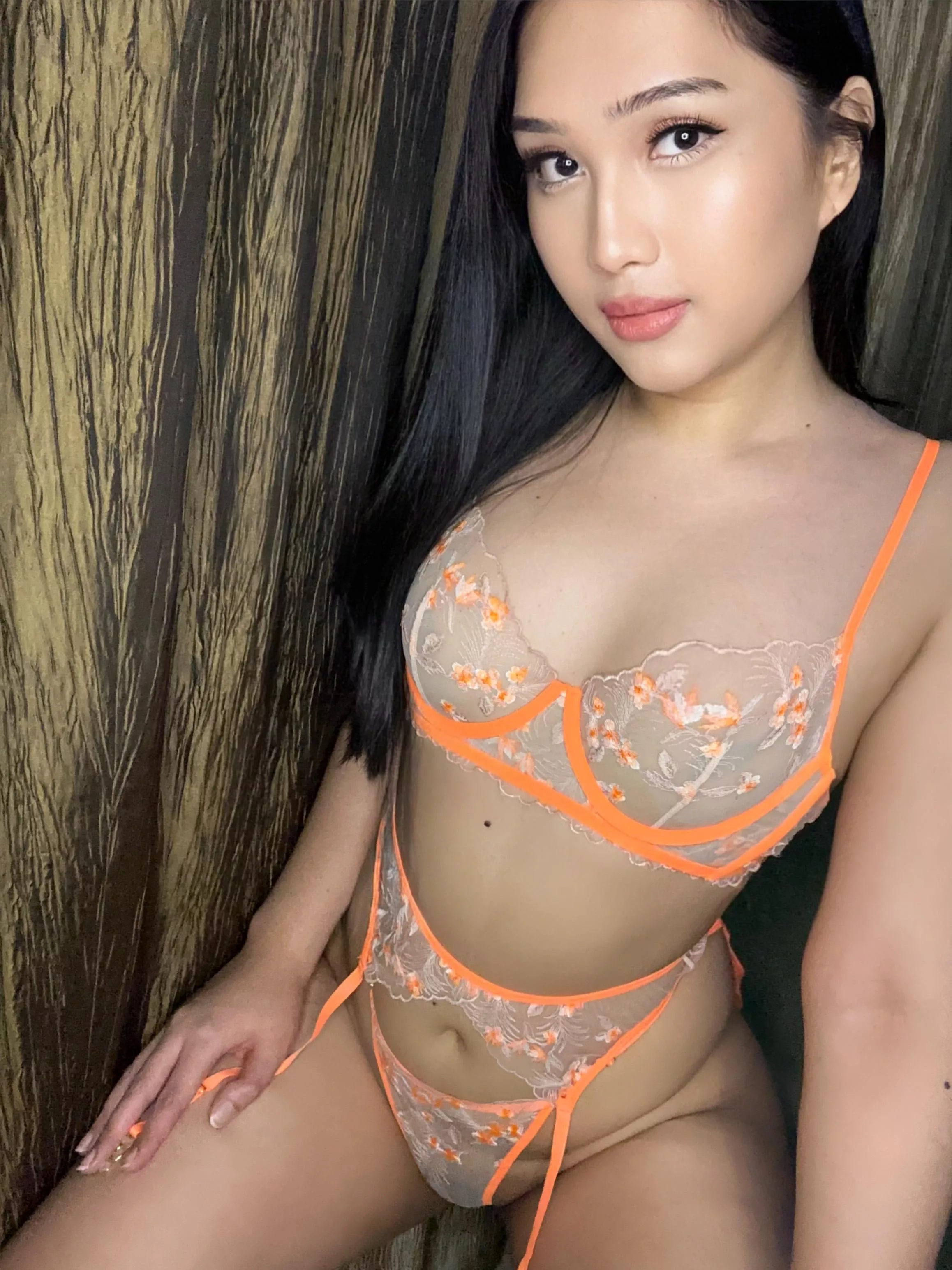 Just a sweet Asian trans girl looking for some passionate fun 💋