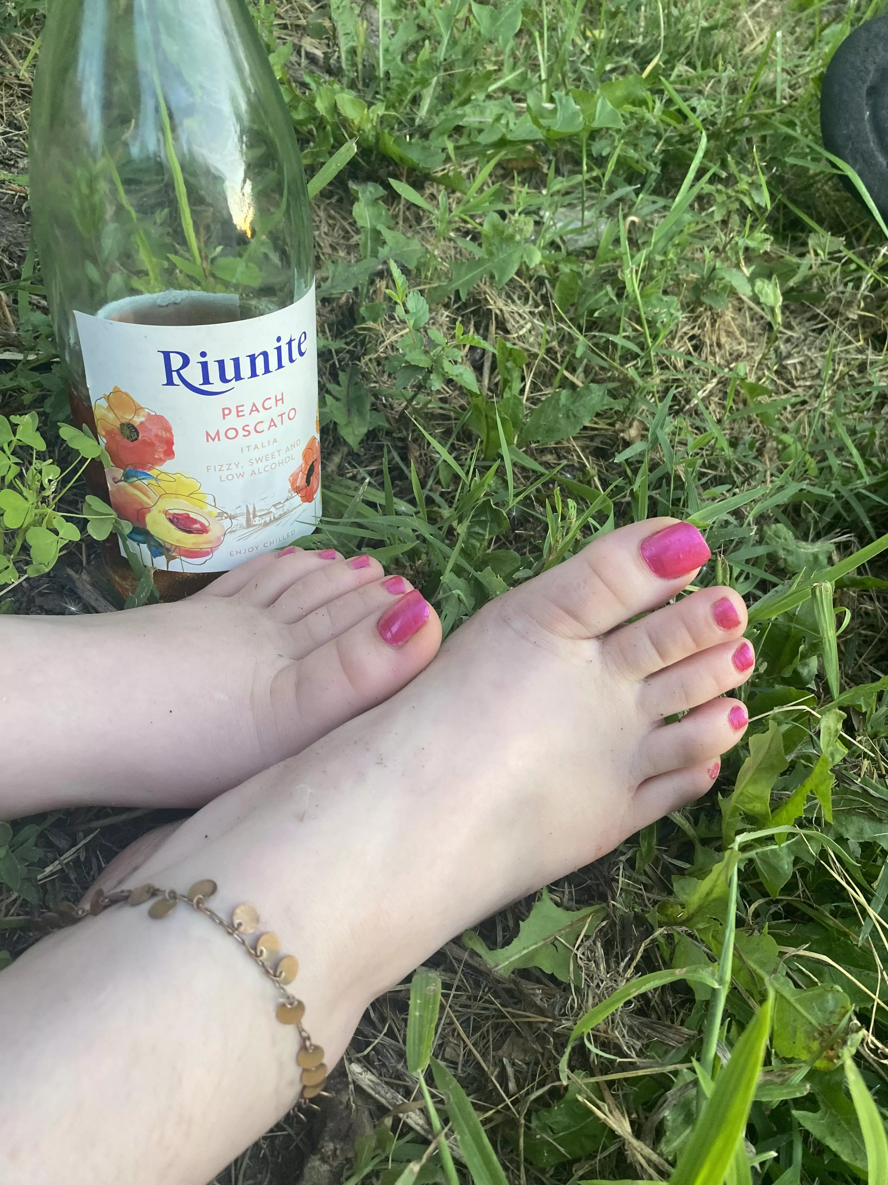 Peach moscato + my perfect sexy feet 👣 ❤️‍🔥