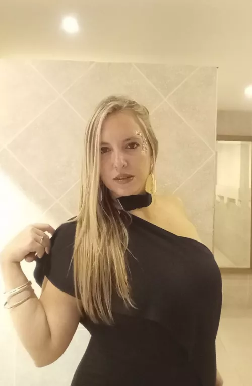 blonde college latina girl that can be in your room 