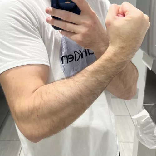 Can you see the striations in my forearms?