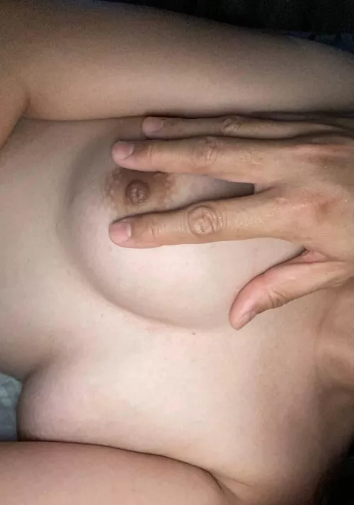 [F] his big hand look small or my boobs are just getting bigger?