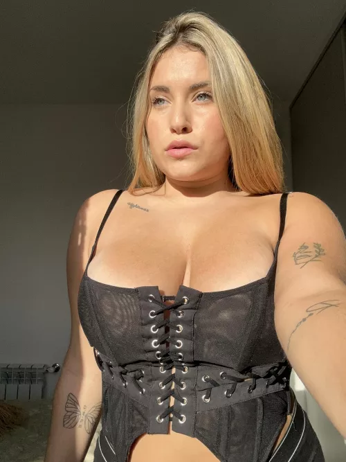 I really feel sexy on this outfit.