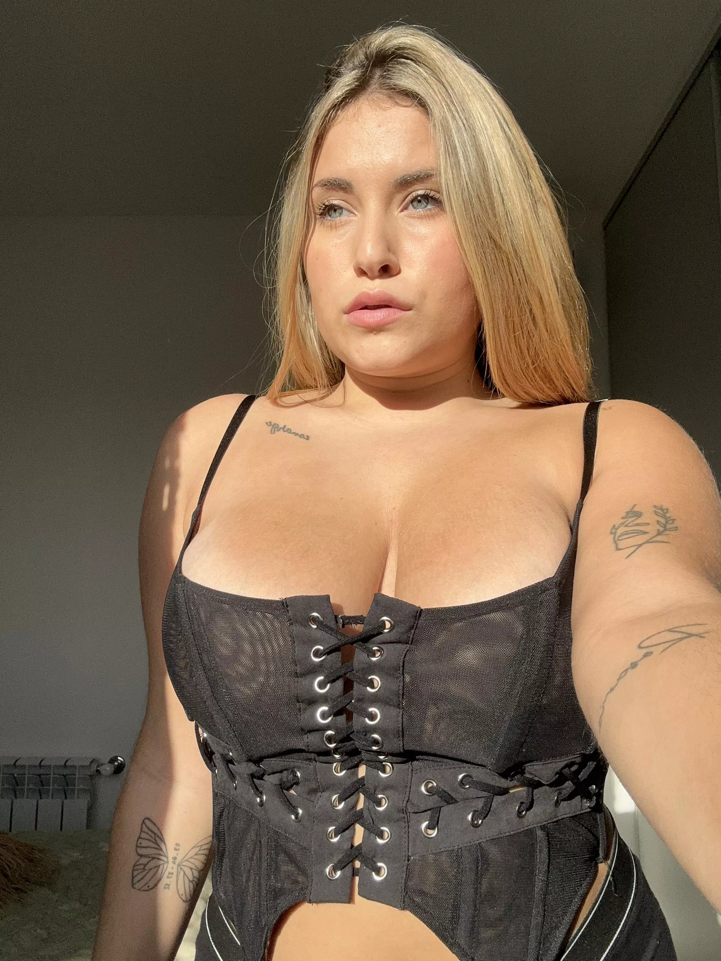 I really feel sexy on this outfit.